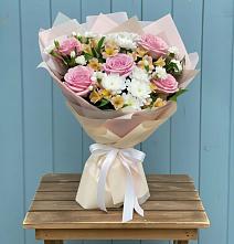 Букет цветов из:  Гвоздики, Орхидеи и Розы в Первомайском Оренбургская область