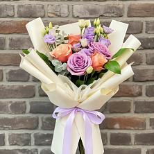 Букет цветов из:  Лизиантусы и Розы в Первомайском Оренбургская область